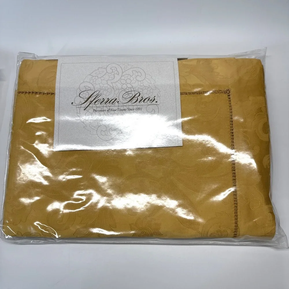 Sferra Acanthus Tablecloths Gold & White Oblong 70